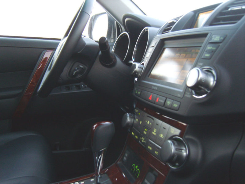 Вершиной эргономики являются торчащие шайбы управления климатом и функциями мультимедийного центра