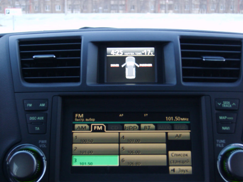 Показания бортового компьютера выведены на отдельный дисплей