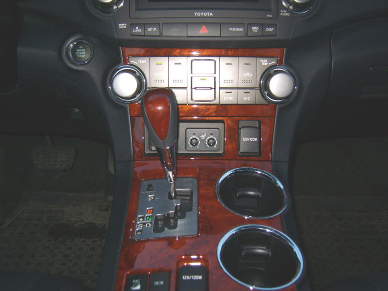 Подстаканники и розетки присутствуют, а вот пепельницу и прикуриватель найти не удастся