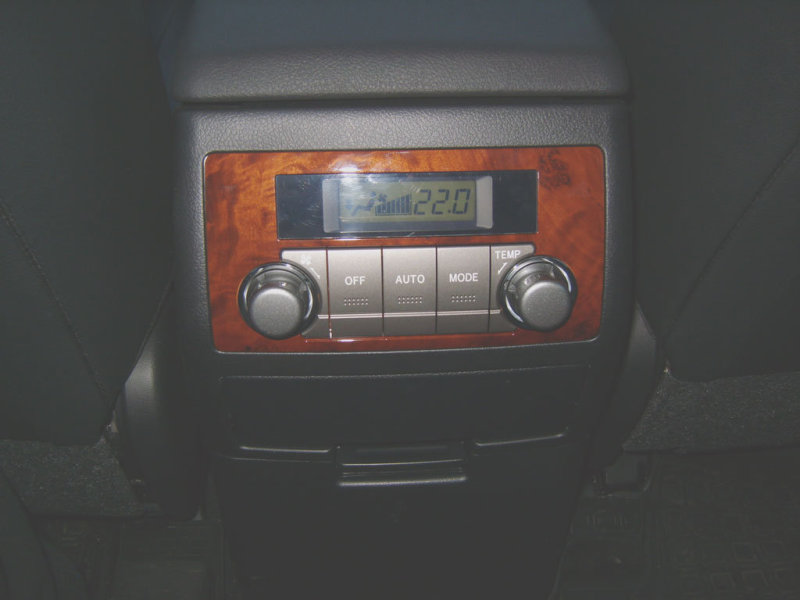 Задние пассажиры имеют свой  блок управления климатом