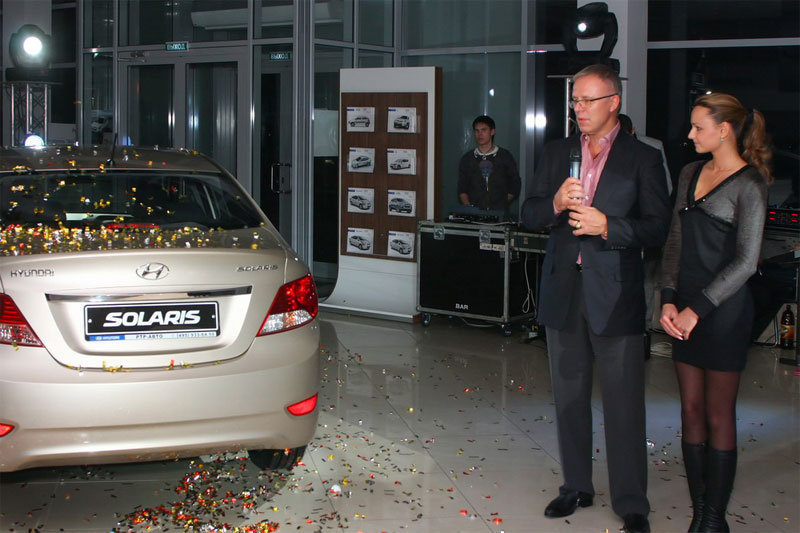 Владислав Александрович Фетисов (первый владелец автомобиля  Хендай Экус) вручает ключи Александре (первой  покупательнице Соляриса).