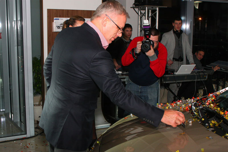 В.А. Фетисов оставляет автограф на капоте Соляриса.