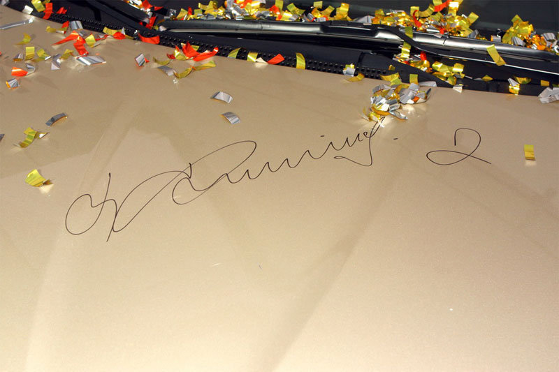 роспись В.А. Фетисова на капоте первого проданного «РТР-Авто» Соляриса.