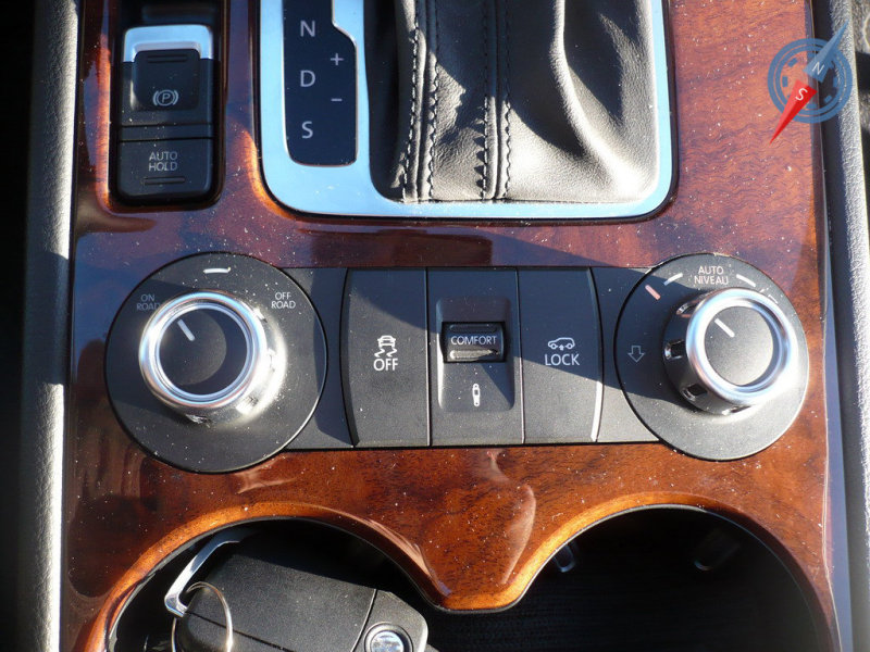 Селекторы управления внедорожным режимами и пневмоподвеской туже традиционно вынесены на тоннель между передними креслами