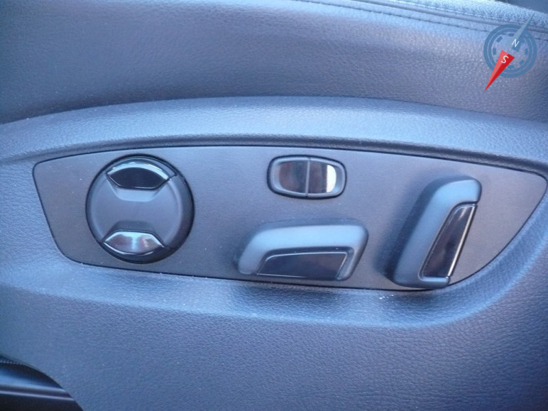 Как и положено, передние кресла имеют электроприводы регулировок, а также  память выбранных настроек