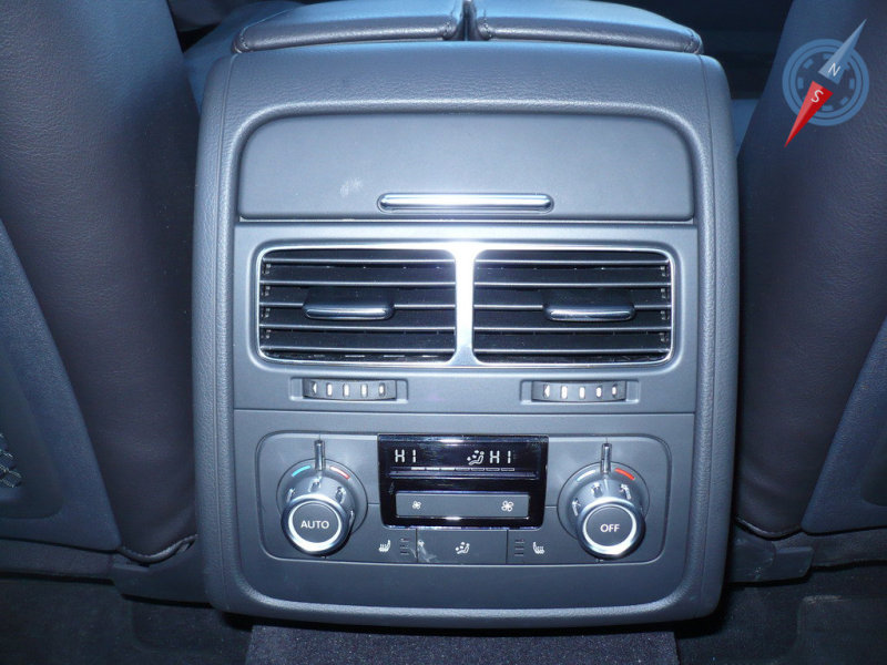 Задние пассажиры имеют свой блок управления климат-контролем