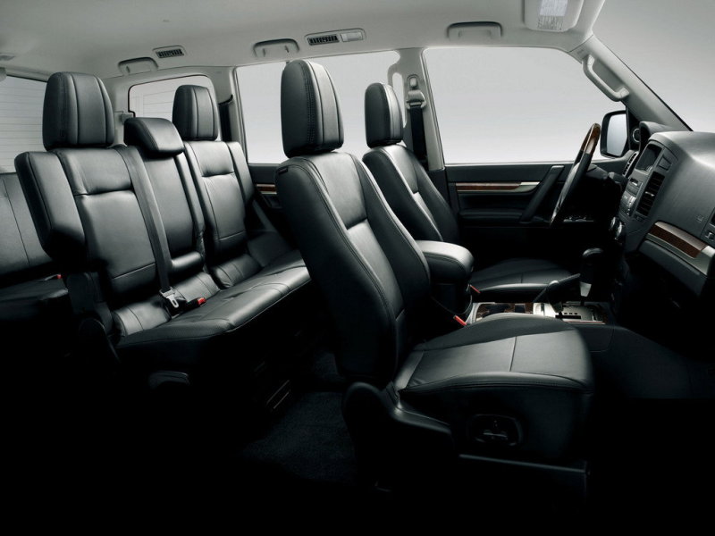 Темный кожаный салон способен долго сохранять первозданный вид