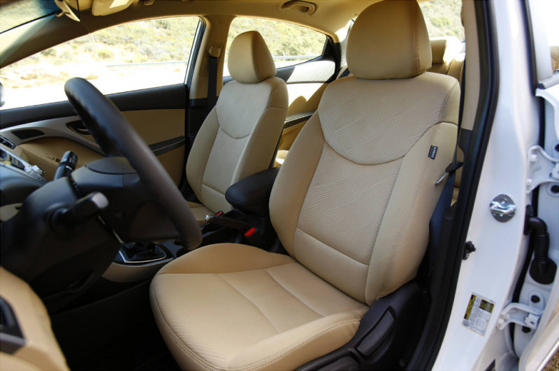 Водитель и передний пассажир устраиваются свободно и комфортно.