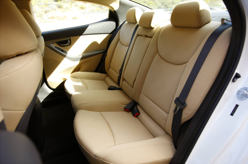 Во 2-м ряду просторно не только вдвоем, но и втроем. А вот потолок нависает низковато.