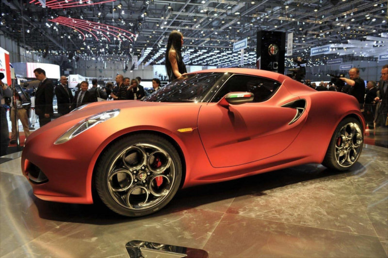 ALFA 4C даже и в выставочном зале смотрится задорно и динамично.