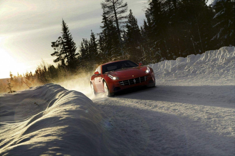 Полноприводный Ferrari FF уверенно рассекает по заснеженной дороге …