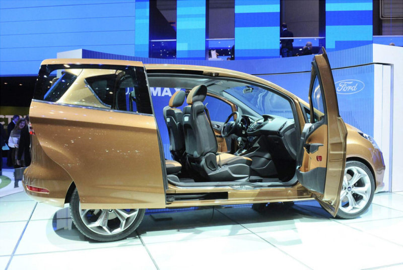 Благодаря отсутствию центральных кузовных стоек у B-Max открываются широченные дверные проемы.