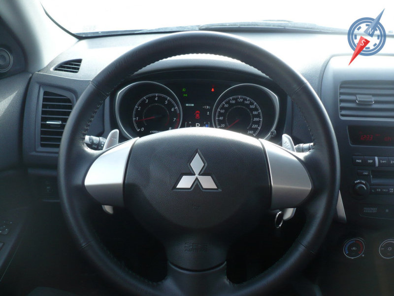 Рулевое колесо прекрасно лежит в руках, да и усилие на нем оптимальное.