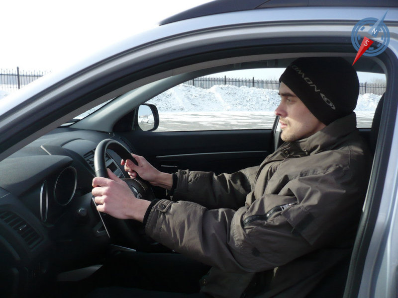 Идеальной посадке за рулем мешает недостаточная боковая поддержка.