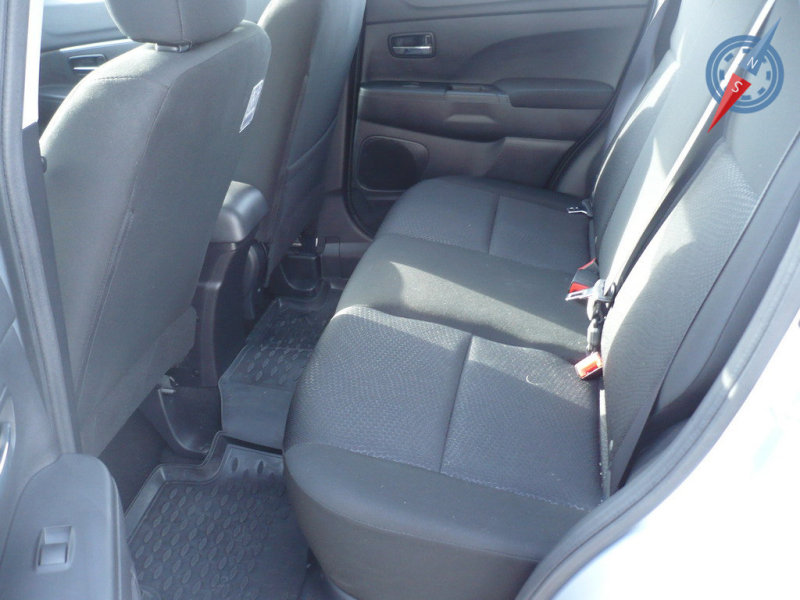 Второй ряд сидений достаточно просторен, но рослым людям может не хватить места над головой.