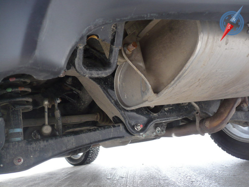 Задняя буксирная проушина выполнена классически, что, безусловно, лучше вворачиваемых аналогов, но расположена не слишком удачно. Оторвать бампер -  дело одного рывка.