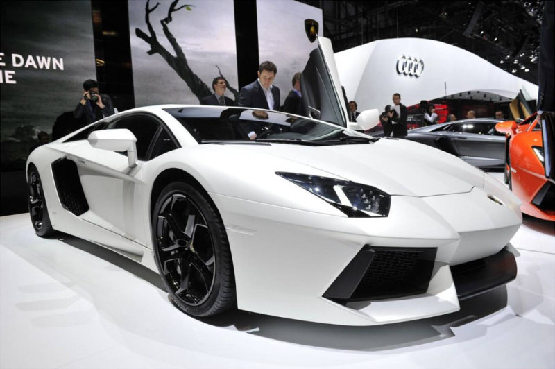 Aventador LP700-4 в зале Palexpo – весь в белом.