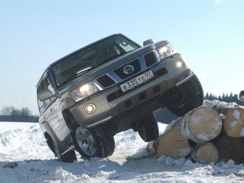 Бензиновые версии визуально опознаются по ровной плоскости капота...