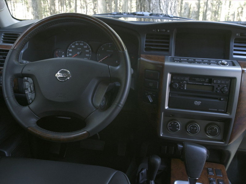 Салон Patrol не блещет изысками, зато все просто и понятно.