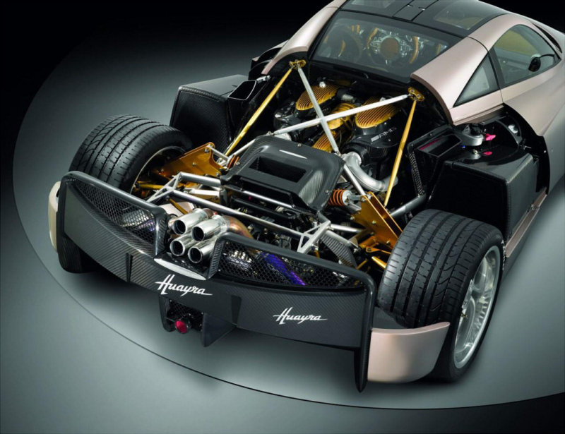 За спинками сидений разместился могучий силовой агрегат.