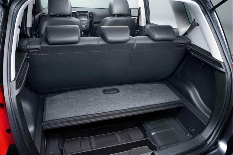 Складной фальшпол грузового отсека не фиксируется, и при тряске на дорожных неровностях его нещадно мотает.