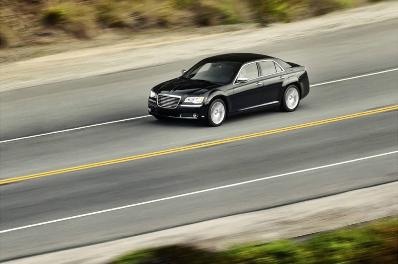 В движении обновленный «трехсотый» выглядит особенно выигрышно.