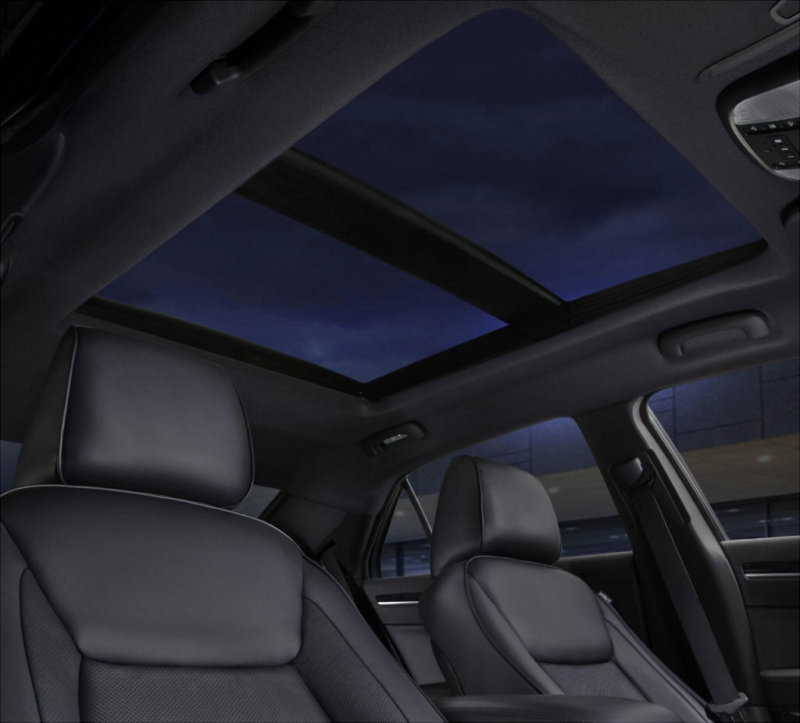 Застекленная 2-створчатая панель крыши (платная опция).