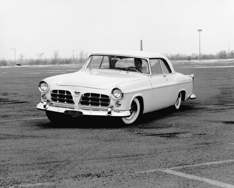 В 1955 высокодинамичный Chrysler 300 производил неизгладимое впечатление.