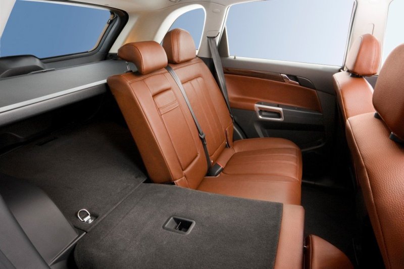 Складные спинки задних сидений делают погрузочное пространство гибко вариабельным.