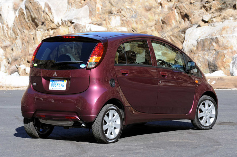 На взгляд с «кормы» i-MiEV и вовсе неотразим.