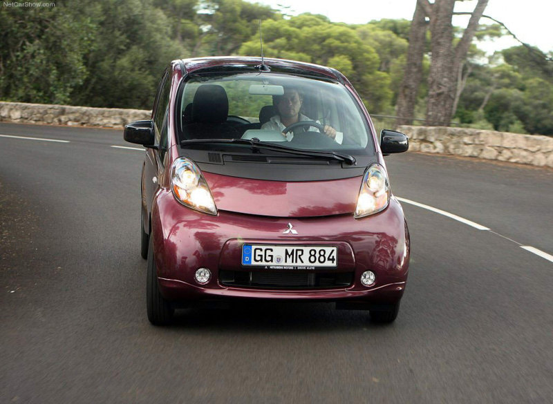 Спереди э-мобиль от MMC выглядит презабавно: высокий и узкий - в противоположность широким и плоским моделям супер-спорт. Хотя компоновка у i-MiEV среднемоторная – как раз как у супер-спорт…