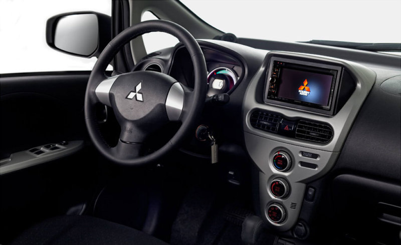 Передняя панель со своеобразным приборным кластером.