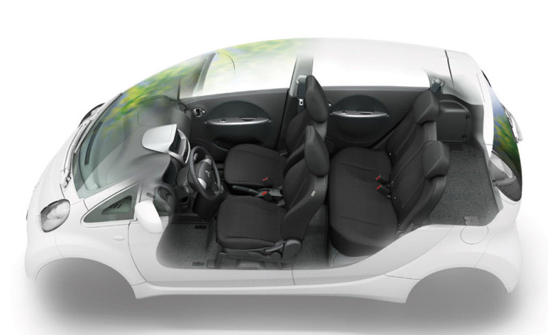 В просторном салоне нано-«вэна» свободно размещаются четверо взрослых.