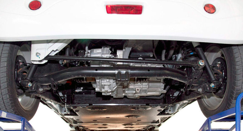 Сзади у i-MiEV неразрезная балка de Dion на продольных направляющих рычагах – плюс тяга Панара.