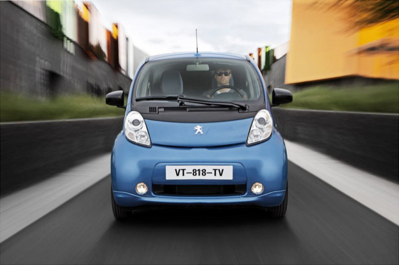 Citroen C-zero и Peugeot iOn отличаются от Mitsubishi i-MiEV лишь нюансами.