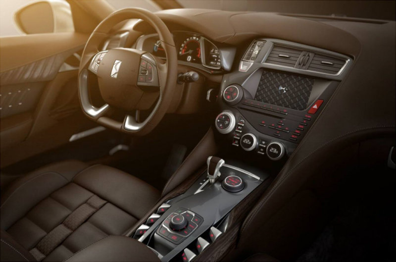 Центральная консоль организована в 2-х уровнях: нижний и верхний – в авиационном стиле.