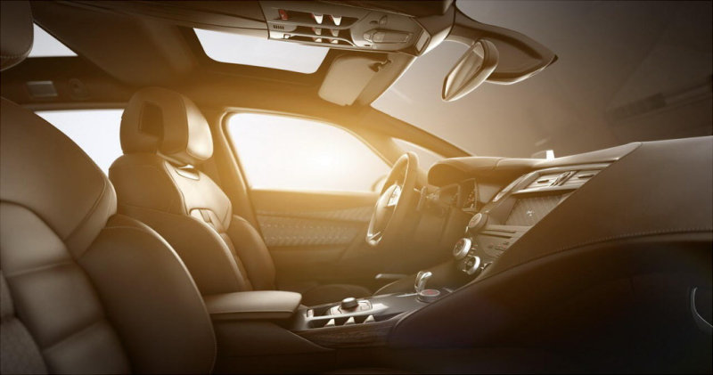 В сдвоенных стойках лобового стекла проступает прообраз нового DS5 - компакт-«вэн» C4 Picasso.