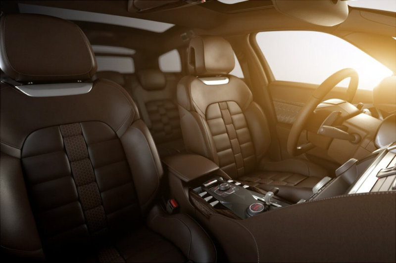 Сиденья обиты «клубной» кожей своеобразного плетения – вроде ремешка наручных часов.