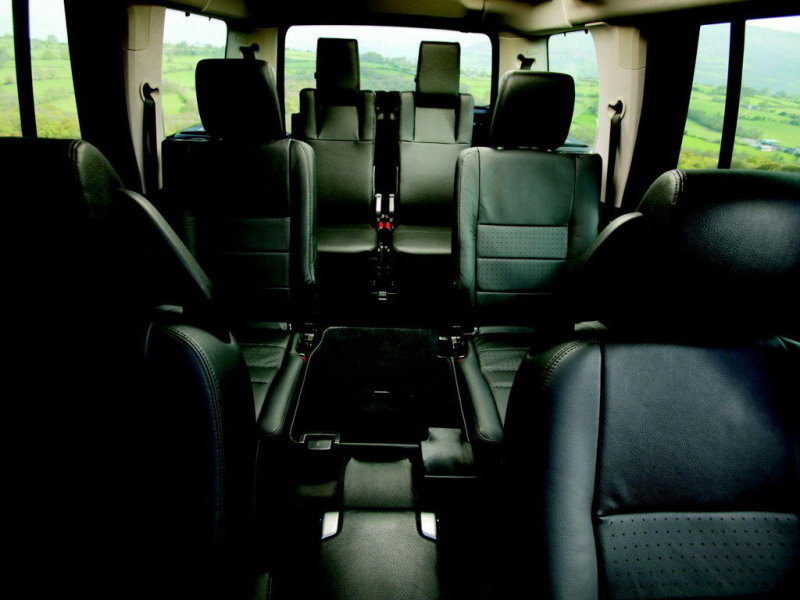 Сиденья имеют две особенности: они расположены амфитеатром и достаточно часто имеют огромные люфты в приводах электрорегулировок