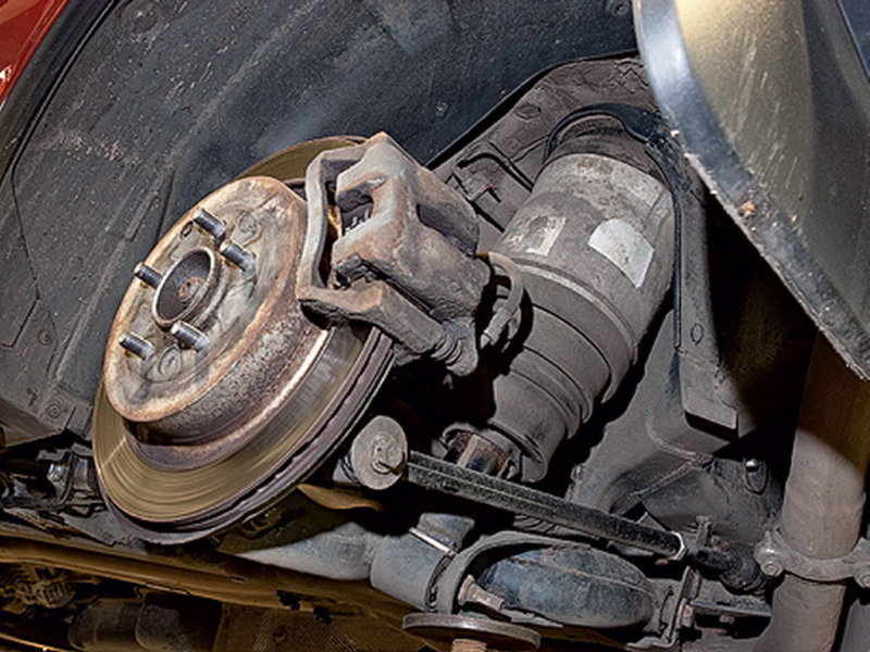 Пневматические баллоны, как это не парадоксально, являются наиболее надежной составляющей подвески