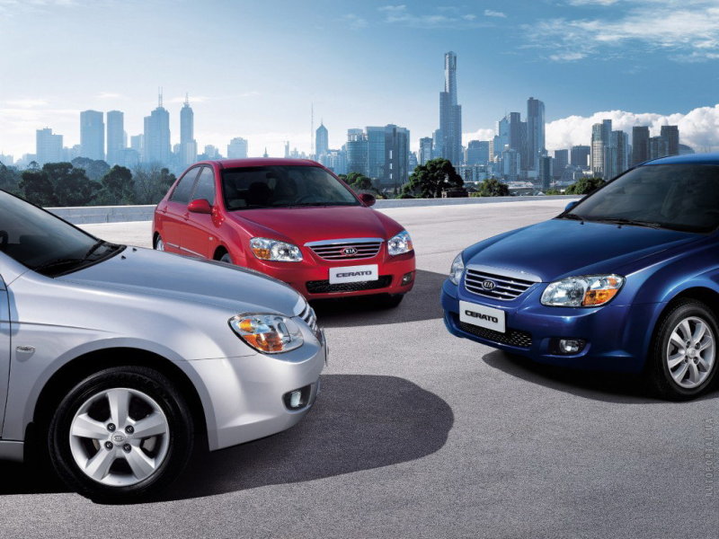 Серебристый цвет предпочтительнее. На нём не видно царапин, а поцарапать Cerato ох как легко, даже ногтем.