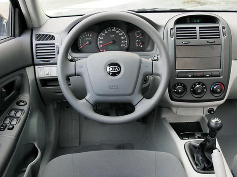 Салон на неровностях порой досаждает скрипами.