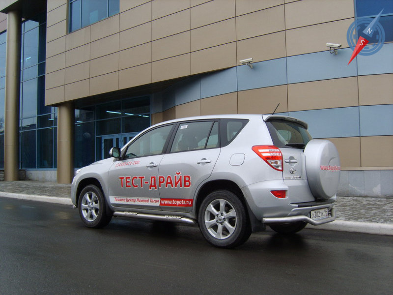 Колесная база у этой версии на 100 мм меньше, чем у Rav4 с двигателем 2.4 литра