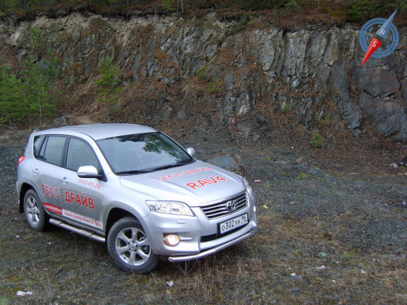 Чтобы  выбраться на асфальт пришлось заехать на стоящий спереди бруствер, благо ходы подвески оказались достаточными и все обошлось без диагонального вывешивания