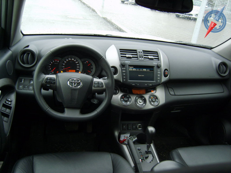 Передняя панель выглядит весьма солидно, да и материалы не подкачали