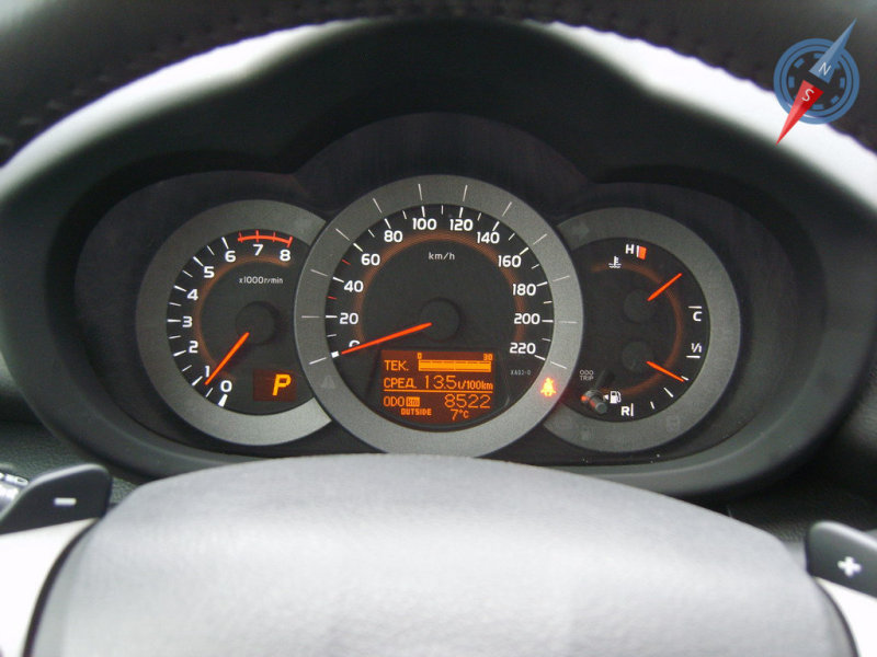 Показания приборов считываются легко, но дизайнеры на ней, видимо, отдыхали