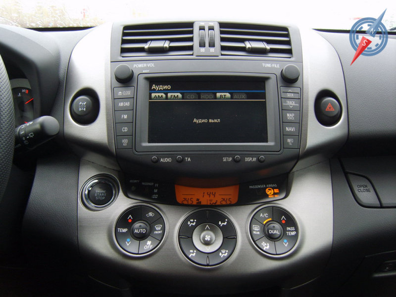 «Двухэтажная» передняя панель весьма практична