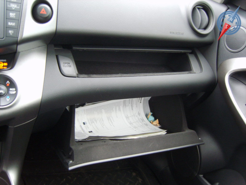 Два бардачка – весьма полезное решение. В один можно положить всю мелочь, в другой – все документы и бумаги.