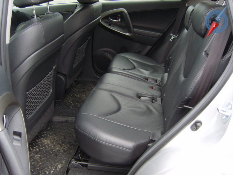 Задний диван будет радовать только двух пассажиров, центральный будет чувствовать себя в роли бедного родственника