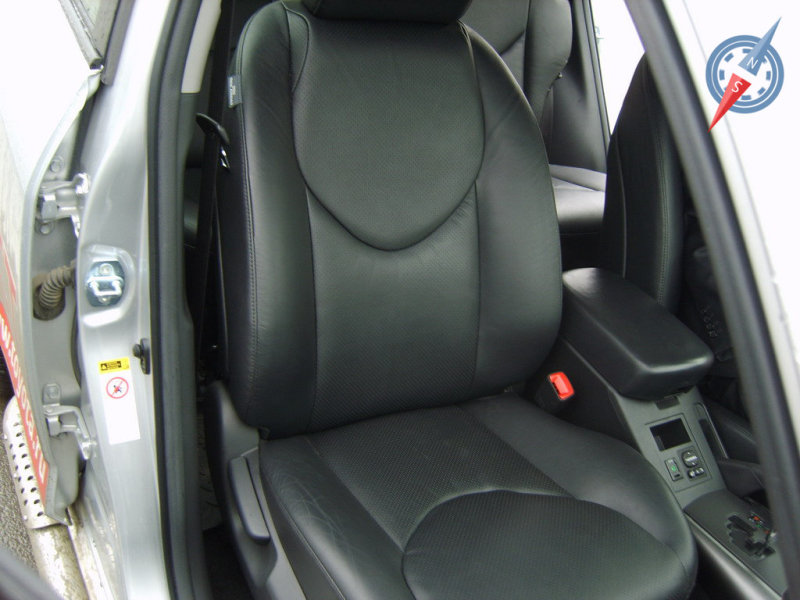 Передние кресла комфортны, но не стоит ждать от них цепкой боковой поддержки